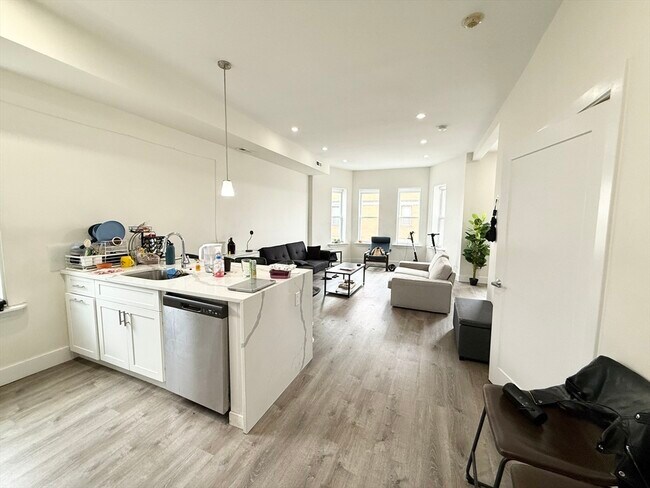 Foto del edificio - 301-305-305 Dudley St