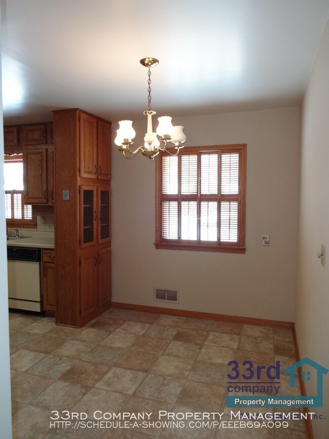 Building Photo - Convenient one-level living in Roseville!