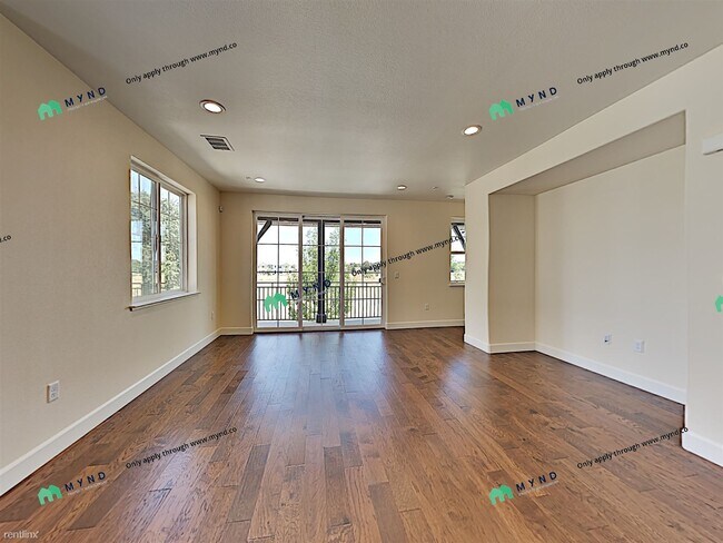 Building Photo - 4 br, 4.5 bath Townhome - 205 Valencia Ave