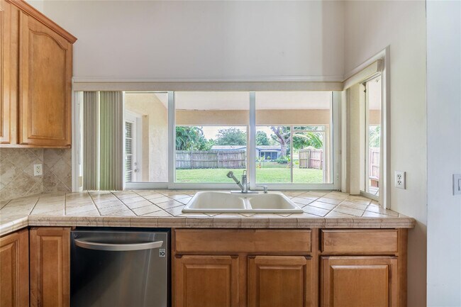 Foto del edificio - 7205 Hibiscus Rd