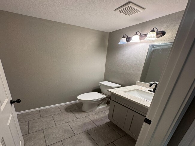 Building Photo - 2014 Oak Shores Dr