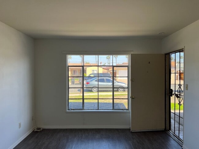 Building Photo - 864 Riverlawn Ave