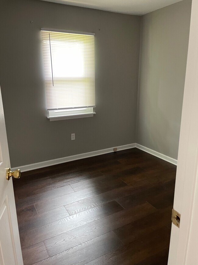 Building Photo - 337 Larch Pl