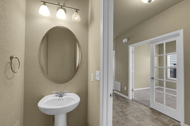 Foto del edificio - $2,490.95 - 4 Bed, 2.5 Bath Home in CO Springs with Fenced in Yard and 3 Car Garage!