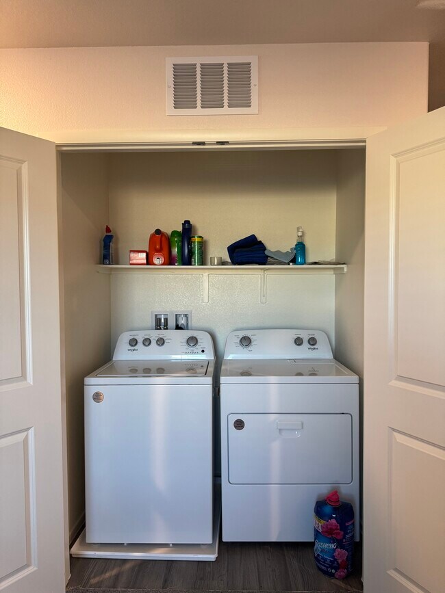 Foto del edificio - 6086 Lily Gdn St