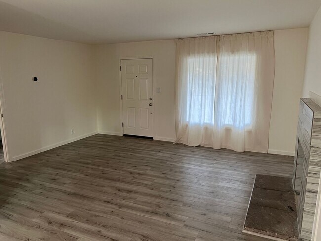 Foto del edificio - STUNNING 2bd/1ba WITH PRIVATE BACK YARD, AIR CONDITIONING, LVP FLOORS, MODERN KITCHEN, AND MORE!!!!