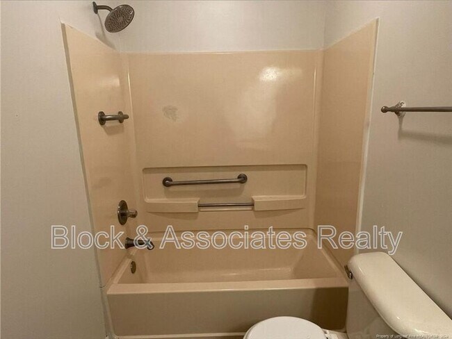 Foto del edificio - 1022-2 Woodcreek Dr.