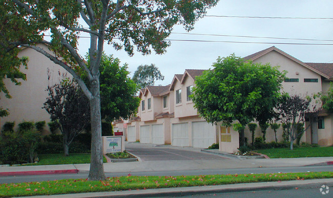 Building Photo - Oak Crest Villas