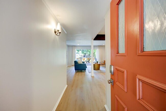 Building Photo - 1304 Mariposa Dr