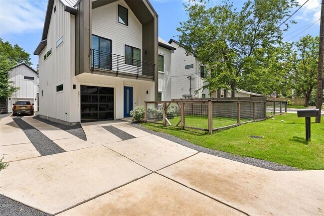 Foto del edificio - 2711 Stacy Ln