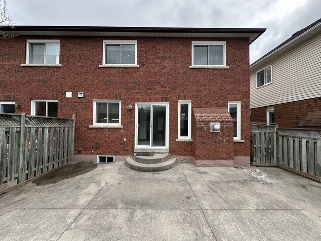 Building Photo - Spacious and Beautifully Maintained Semi D...