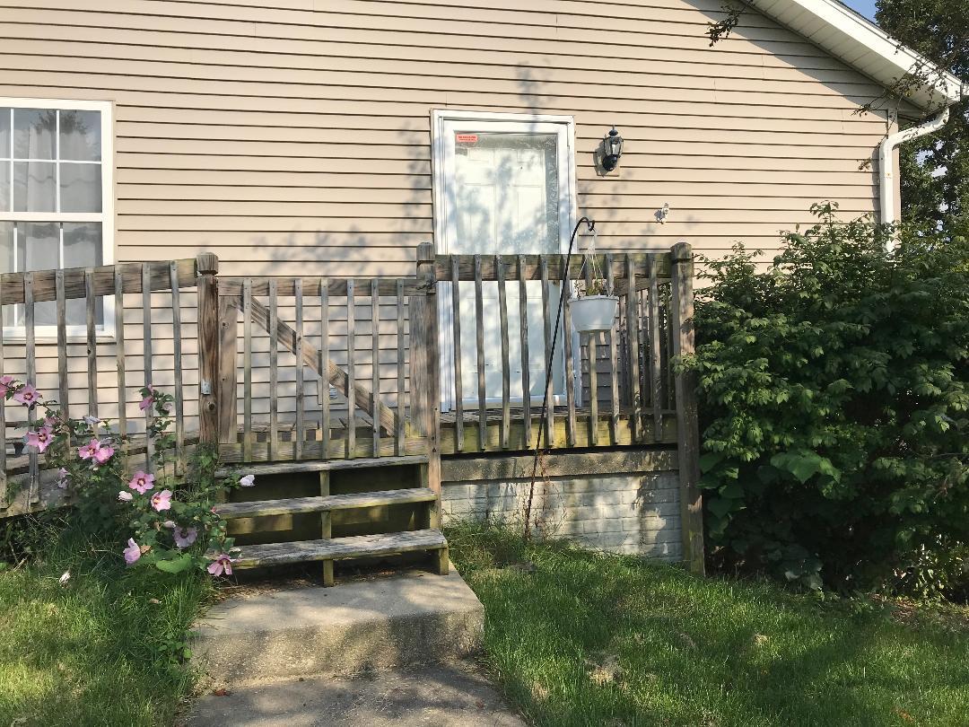 entrance from street parking - 1013 Oak Hill St