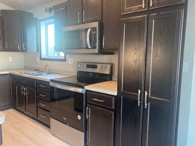 Building Photo - 3 Bedroom / 2 Bathroom House For Rent!