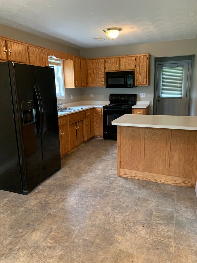 Kitchen - 125 Pinehurst Dr
