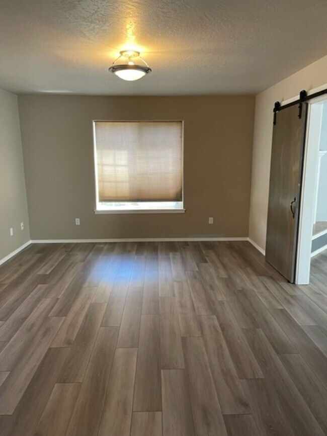 Building Photo - LARGE TWO STORY UPDATED HOME