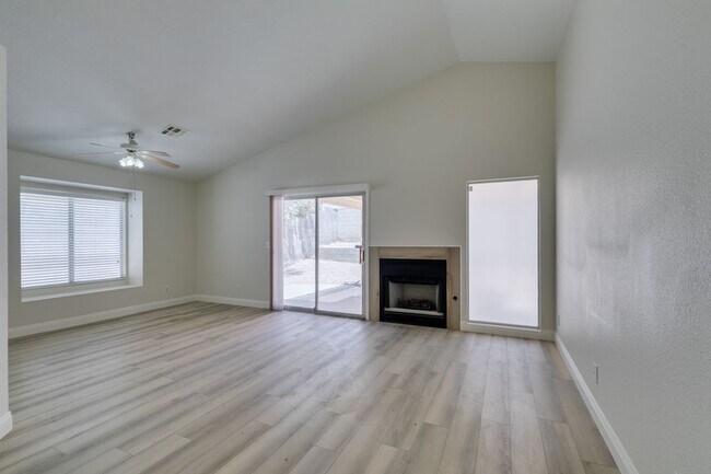 Foto del edificio - Charming 3-Bedroom Home with Covered Patio