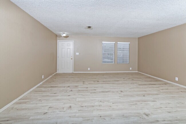 Foto del edificio - I-40 freeway access nearby. Couple blocks ...