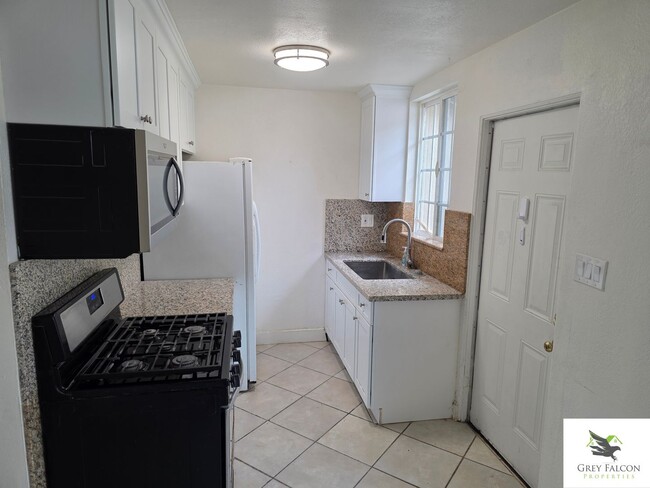 Foto del edificio - Cozy 1 bedroom home with private yards and...