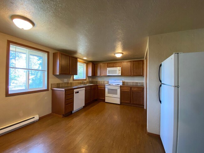 Foto del edificio - Spacious & Bright 2-Bedroom, 1-Bath upper-level fourplex- located in Spokane Valley!