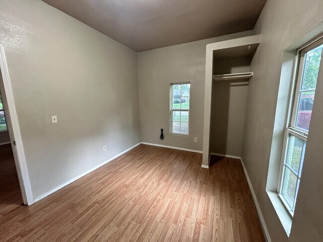 Building Photo - 1324 W Maple St