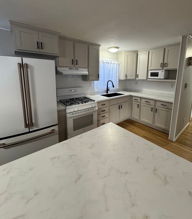 Building Photo - 20 Mariette Dr