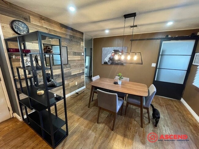 Building Photo - Cozy Home near Bakersfield College!