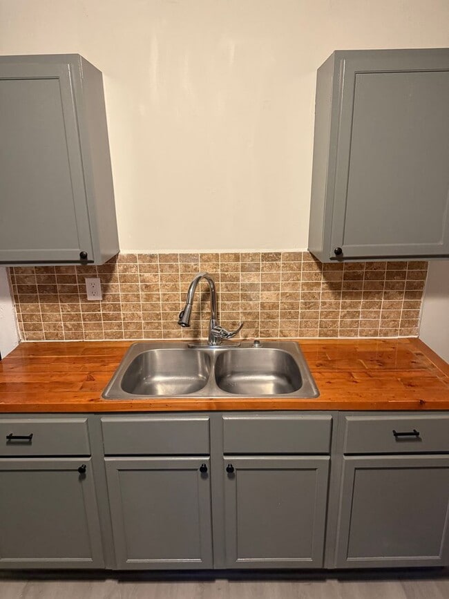 Building Photo - Charming 2 Bed 1 Bath House