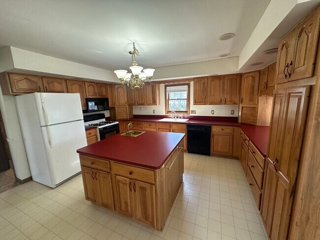 Building Photo - Spacious 3 bedroom room home with AC and f...