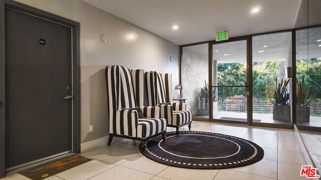 Foto del edificio - 8755 Shoreham Dr