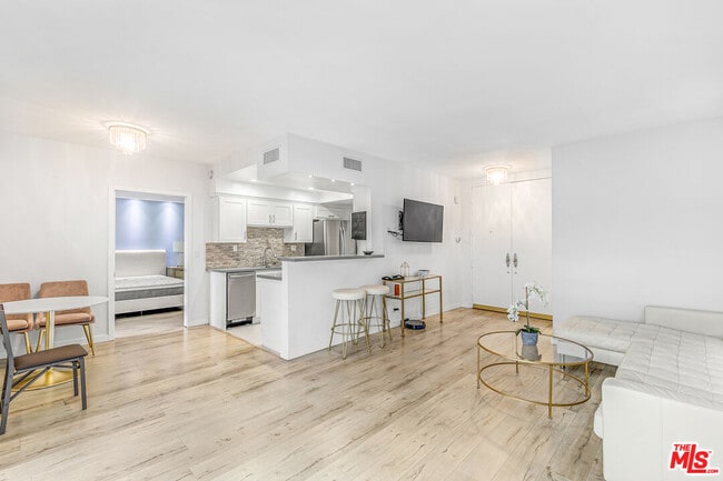 Foto del edificio - 1131 Alta Loma Rd