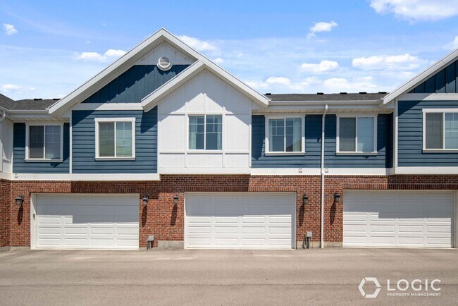 Building Photo - Beautiful Townhouse in Sandy!