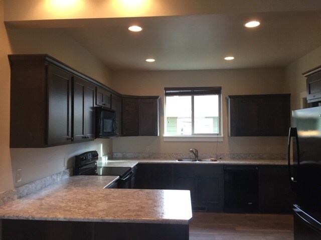 Building Photo - 906 Rosa Way