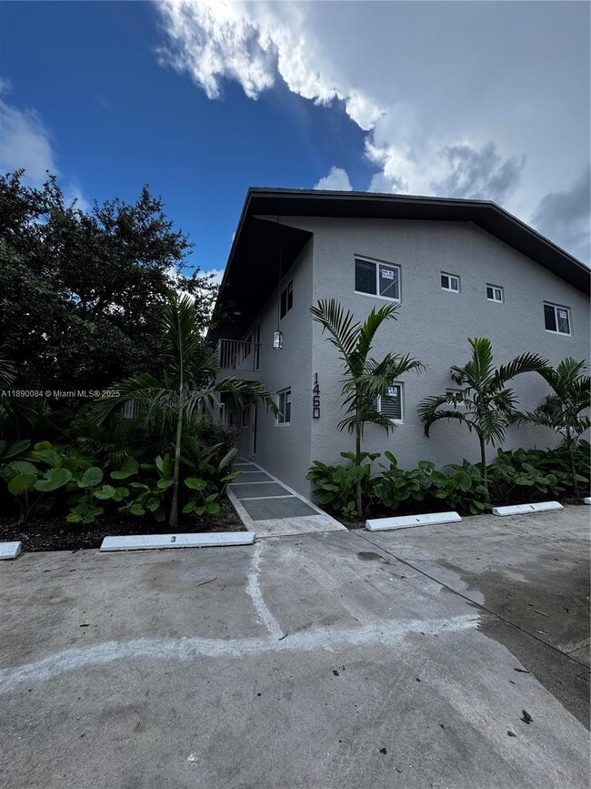 Foto del edificio - 1460 SW 24th Ct