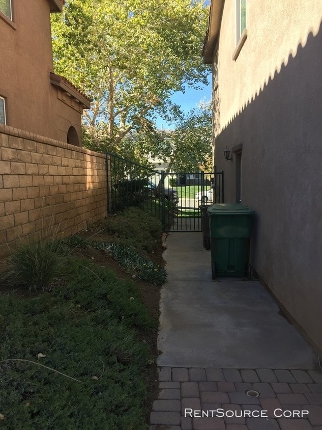 3 bedroom 2 12 bathroom house in palmdale palmdale ca building photo