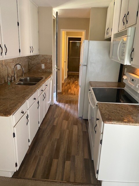 Kitchen - 2292 Woodside Ln