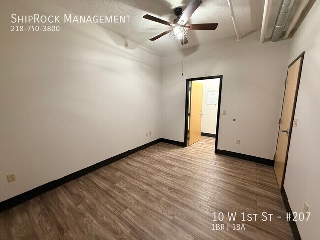 Foto del edificio - 10 W 1st St