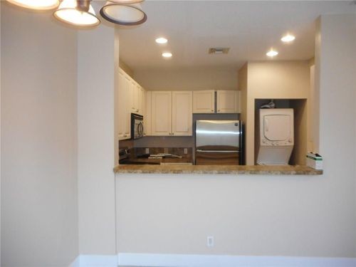Building Photo - 2572 Riverside Dr