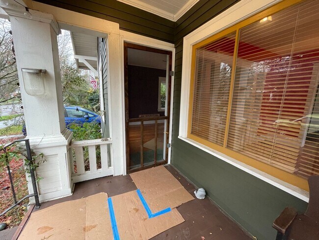 Foto del edificio - Character-Rich Home with Original Hardwood Floors & Stunning Backyard