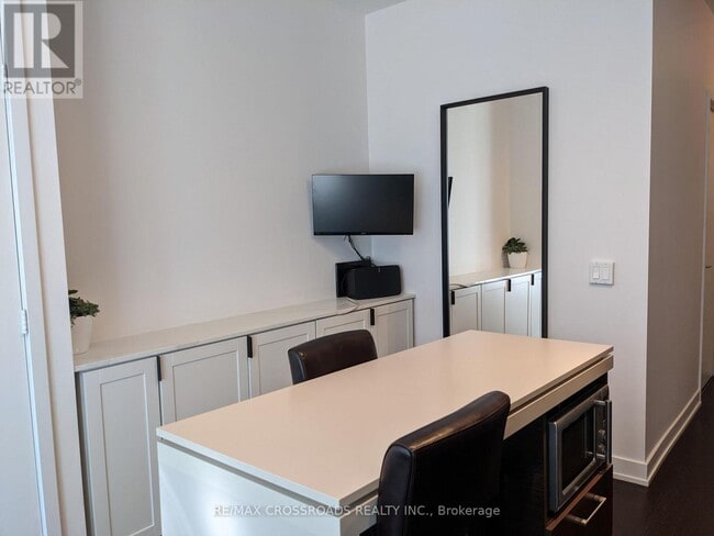 Building Photo - 1030 King St W