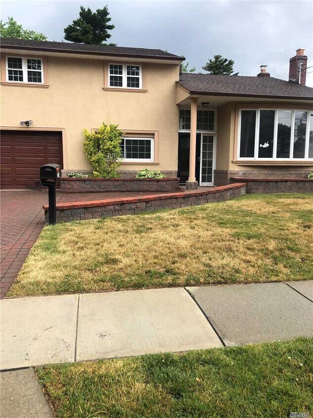Primary Photo - 273 Old Westbury Rd