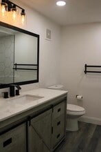 Building Photo - 210 Lakeview Dr