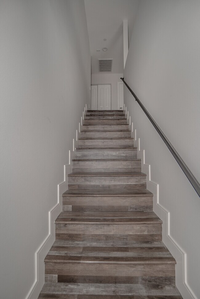 Building Photo - 1253 N Kingsley Dr