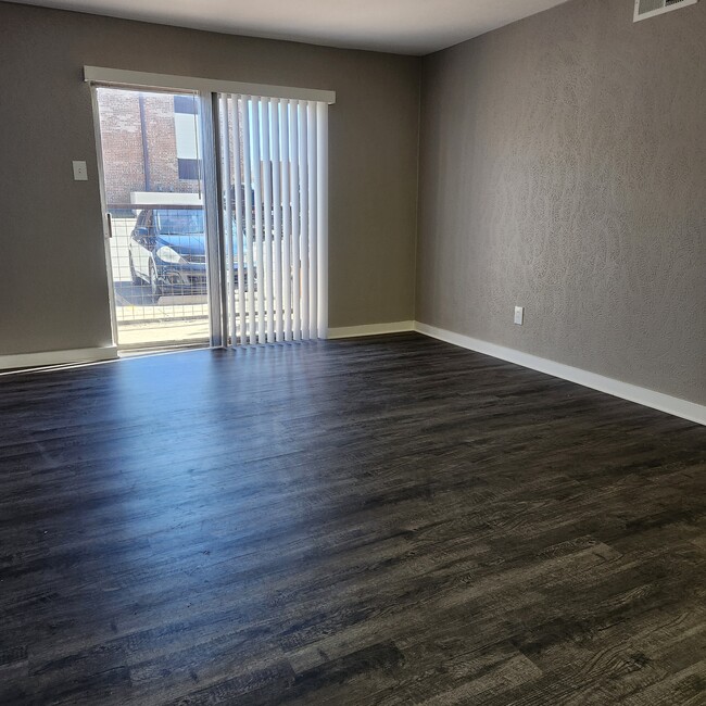 Building Photo - Parkway Villas