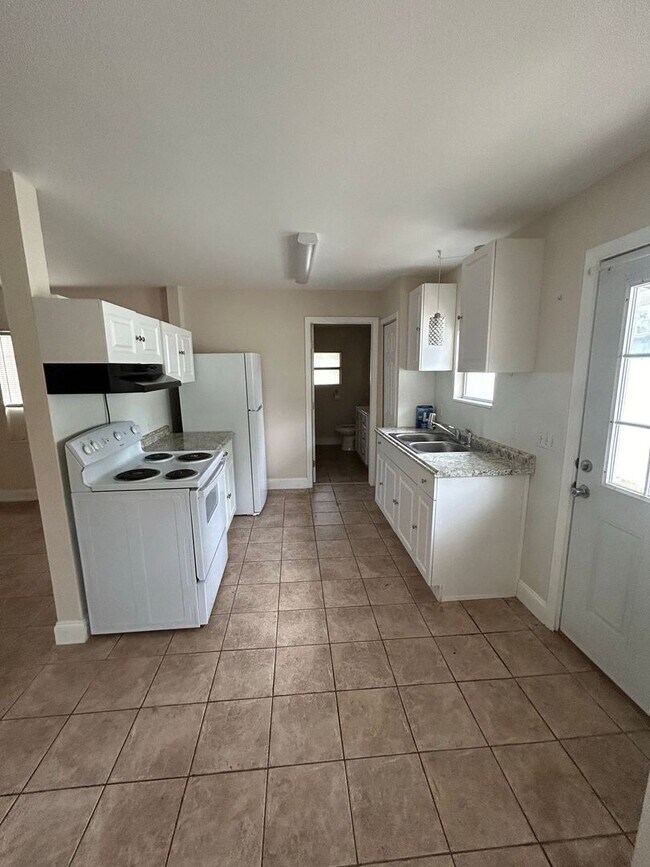 Building Photo - Ready for immediate move in