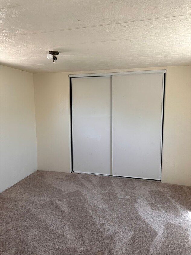 Building Photo - Hildreth-7150