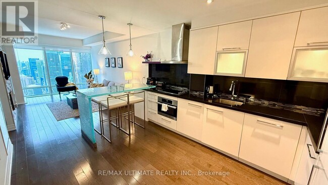 Building Photo - 8 The Esplanade