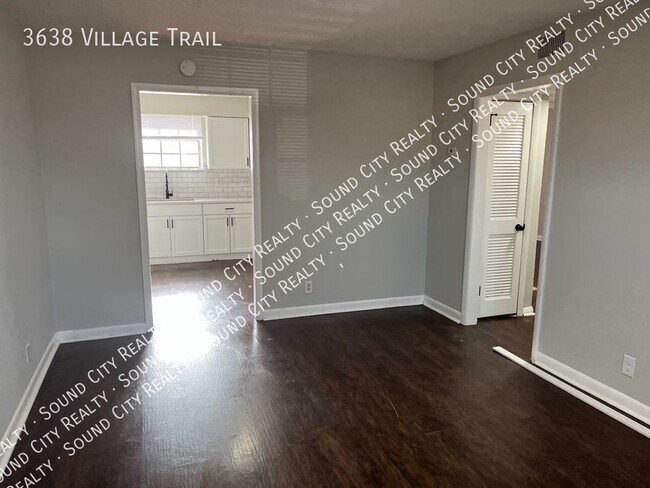 Building Photo - RENOVATED 2 bed/1 bath Duplex!! Utilities ...