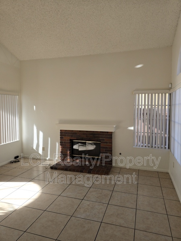 Foto del edificio - 21427 Blossom Hill Ln