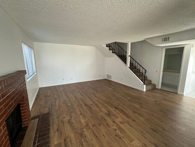 Foto del edificio - Recently Refreshed 3 Bedroom 2.5 Bath  2 Story condo with 2 Car Garage