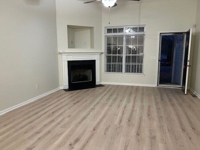 Building Photo - Mt Juliet 3 Bedroom 2 Bath Home with Fenced Backyard